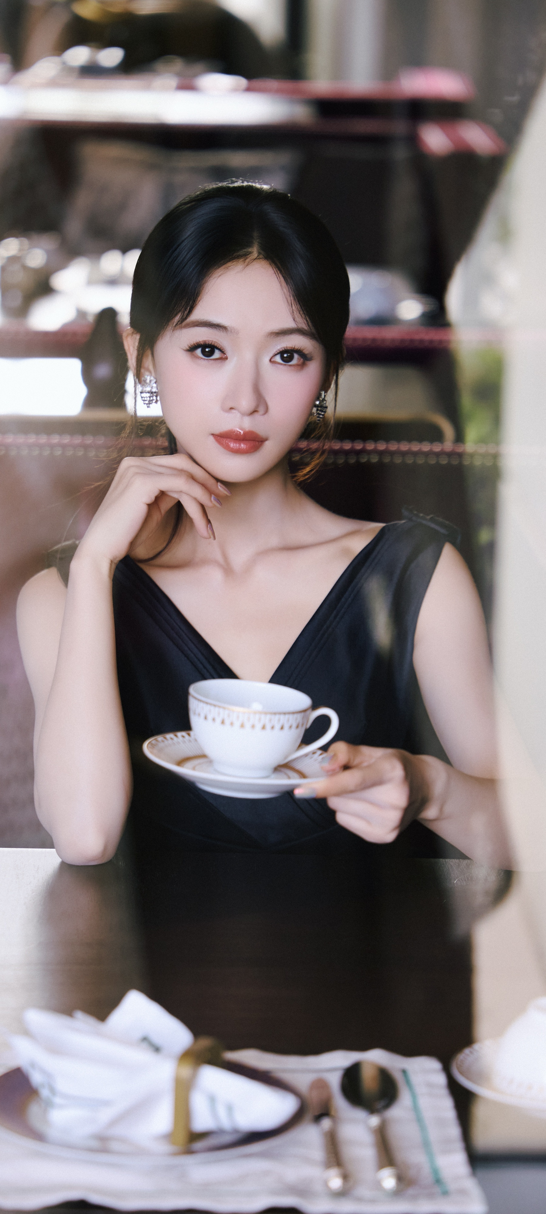 吴谨言穿搭壁纸，坠入梦幻绮境，定格优雅时刻。吴谨言