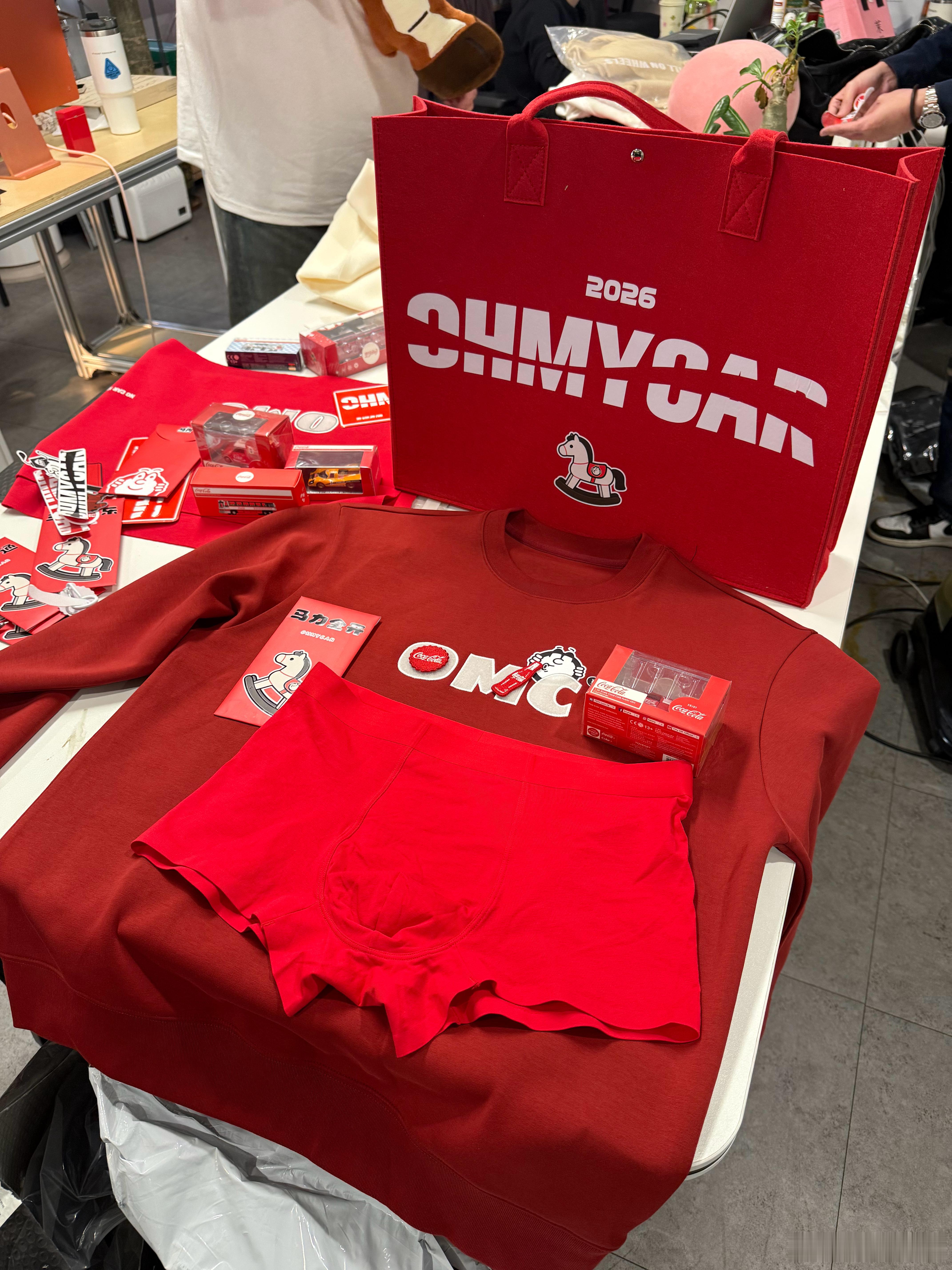 提前预告，今年omc新年礼包，红底都准备埋比你！今日花街见！