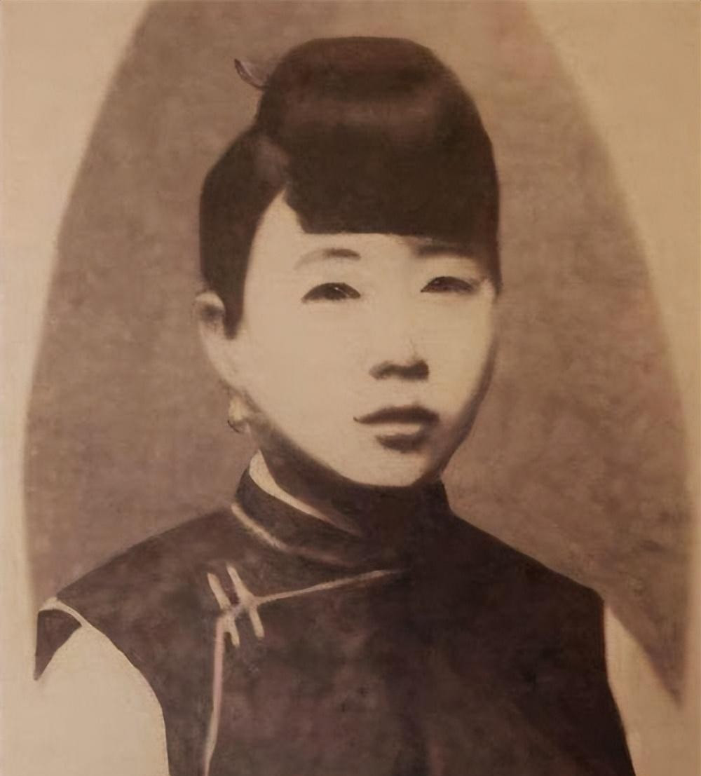 1900年，德军闯入北京的一家青楼，如狼似虎地扑向姑娘们。令人意外的是，其中一位