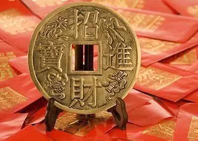 前两年换车，摇车号的时候，一把就摇中一个数字是008的车牌儿。当时就感觉运气不错