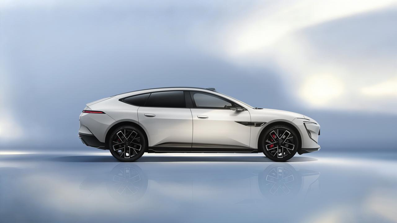 新款阿维塔12变化很大，造型上可以说上了一个台阶车顶激光雷达的性能据说大幅度提