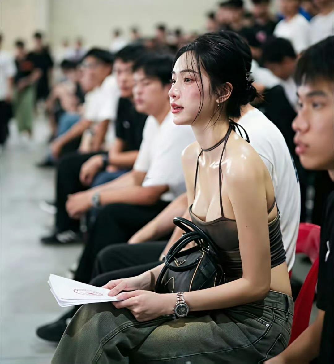 泰国兵役征兵现场，这颜值，完全吊打韩国。每年4月，泰国21至26岁男性需通过抽签