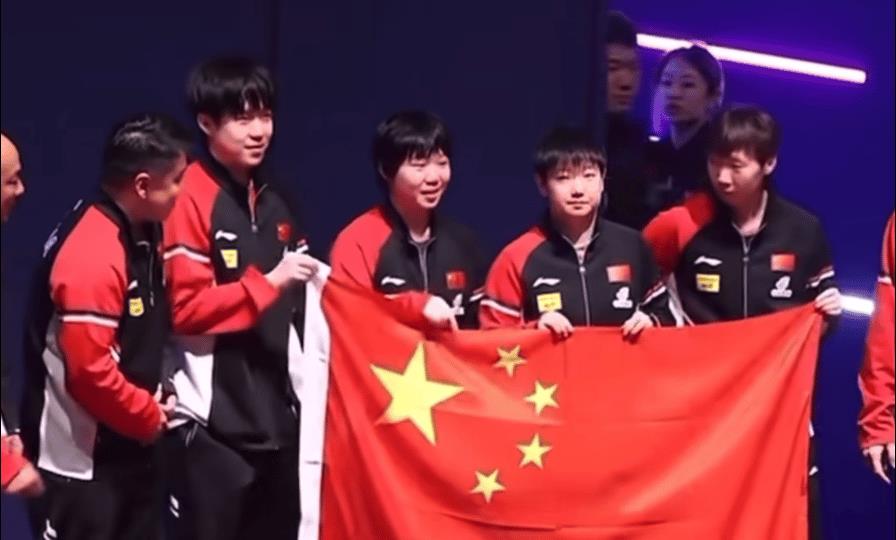 5月25日肖战是唯一一个让脾气好的王曼昱变脸的人。国乒大合影开始前王皓跑过去和王