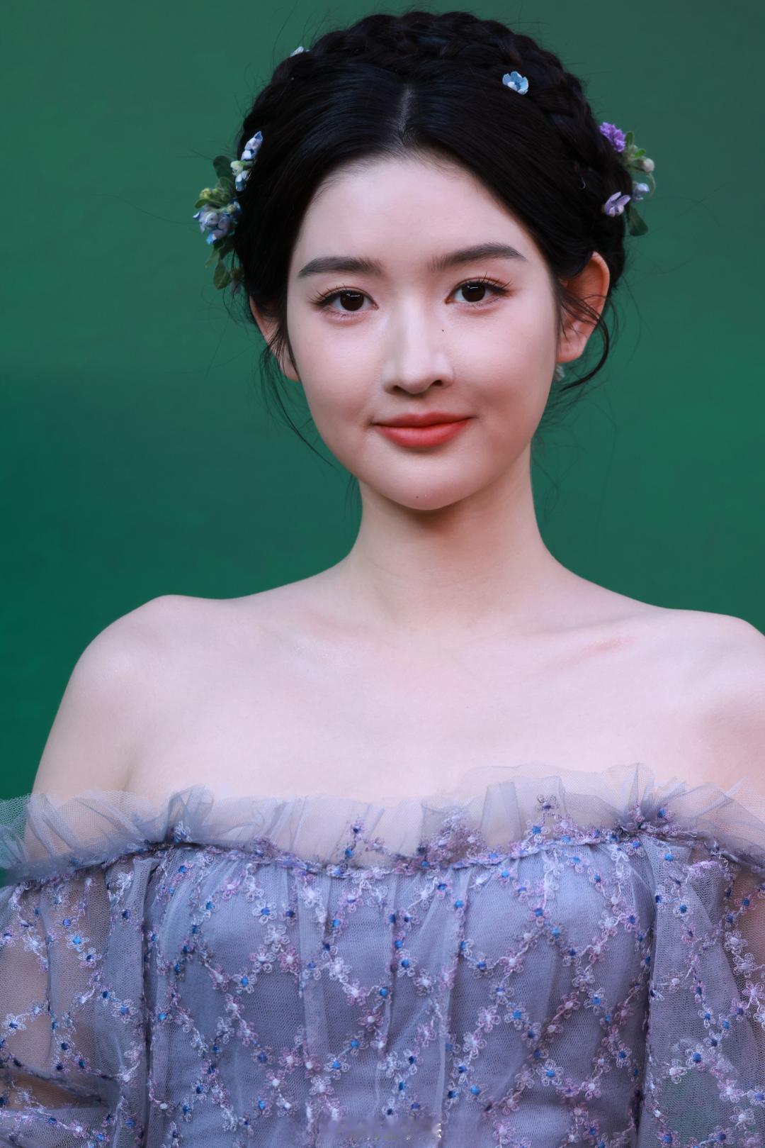 王玉雯25年Vogue红毯，紫色花仙子​