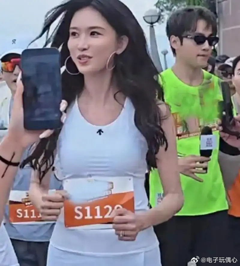 55岁陈松伶和60岁邓萃雯跑马拉松，同是没生过娃，二人容貌差距大