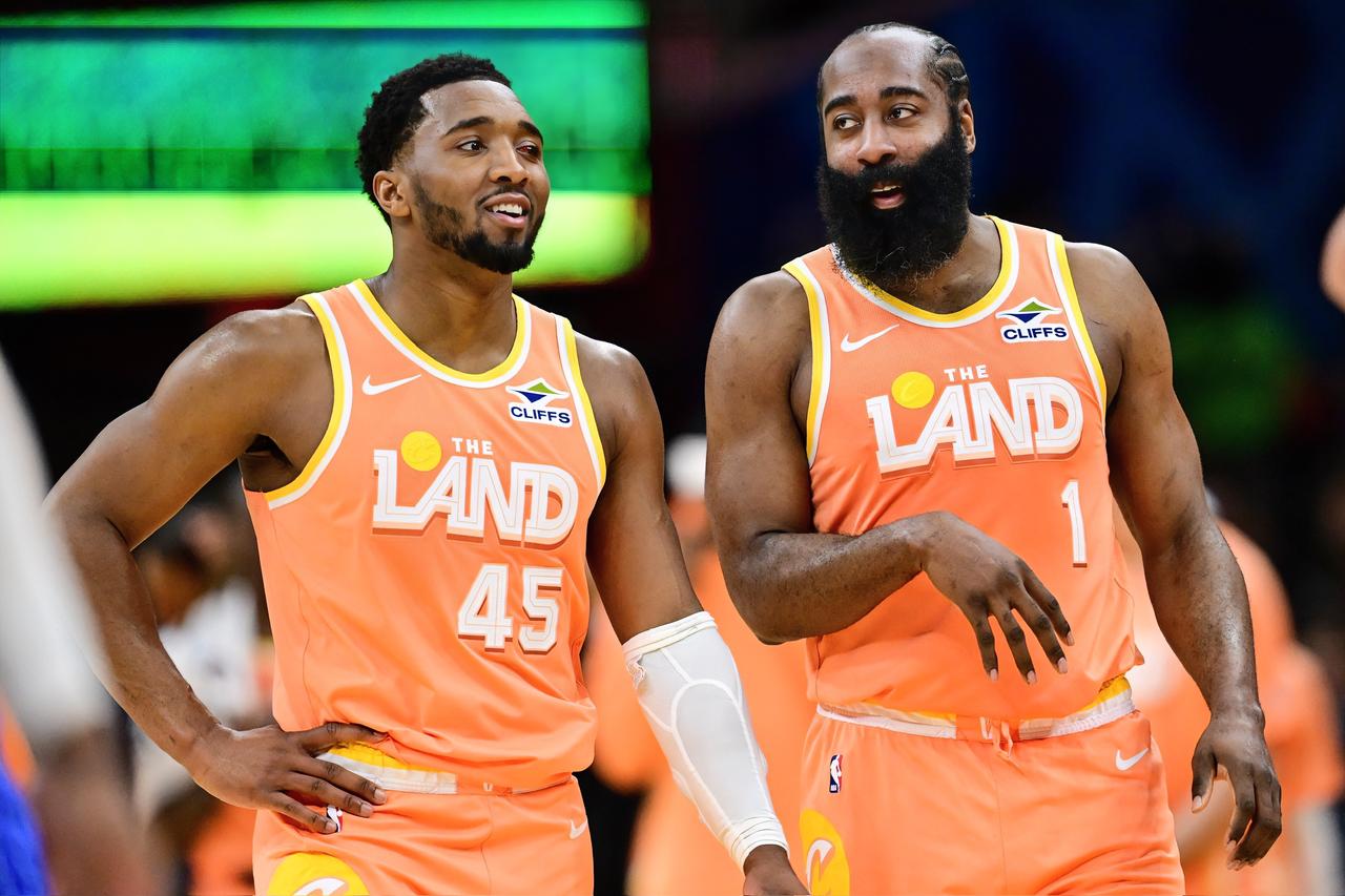 哈登：米球王，打步行者我们都轮休了莫布里、阿伦、梅里尔、泰森、韦德了，咋这ESP