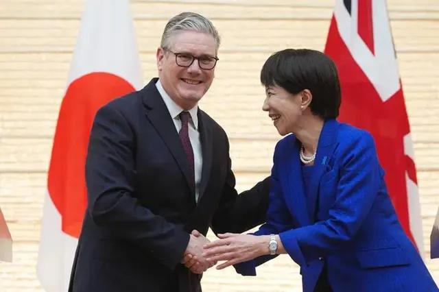 笑不活了！高市早苗访英大型社死现场，拿撒切尔照片见工人出身工党首相，简直精准踩雷