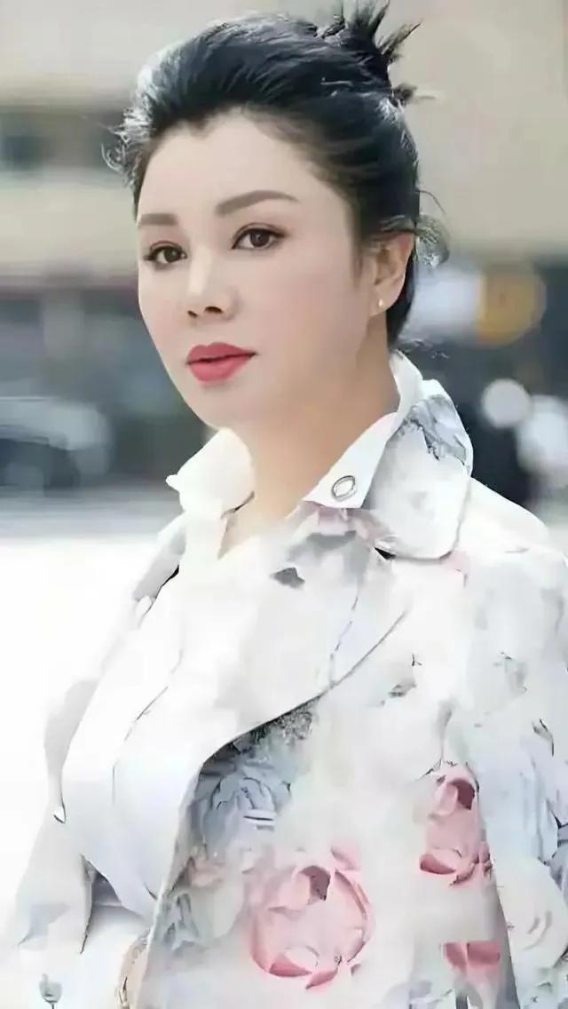 于小慧才是真正的美人，走在大街上回头率90%以上的那种，论身材，1米7的高挑高子