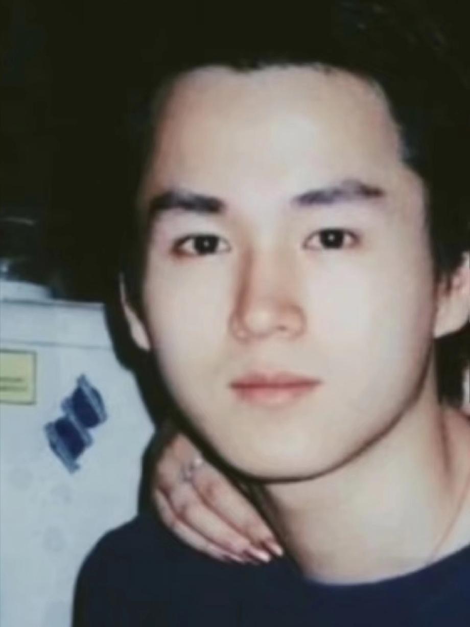 最近墨镜录音爆料再次升级，而背后的爆料人叫古二，他是中戏导演系毕业，后来在纽约电