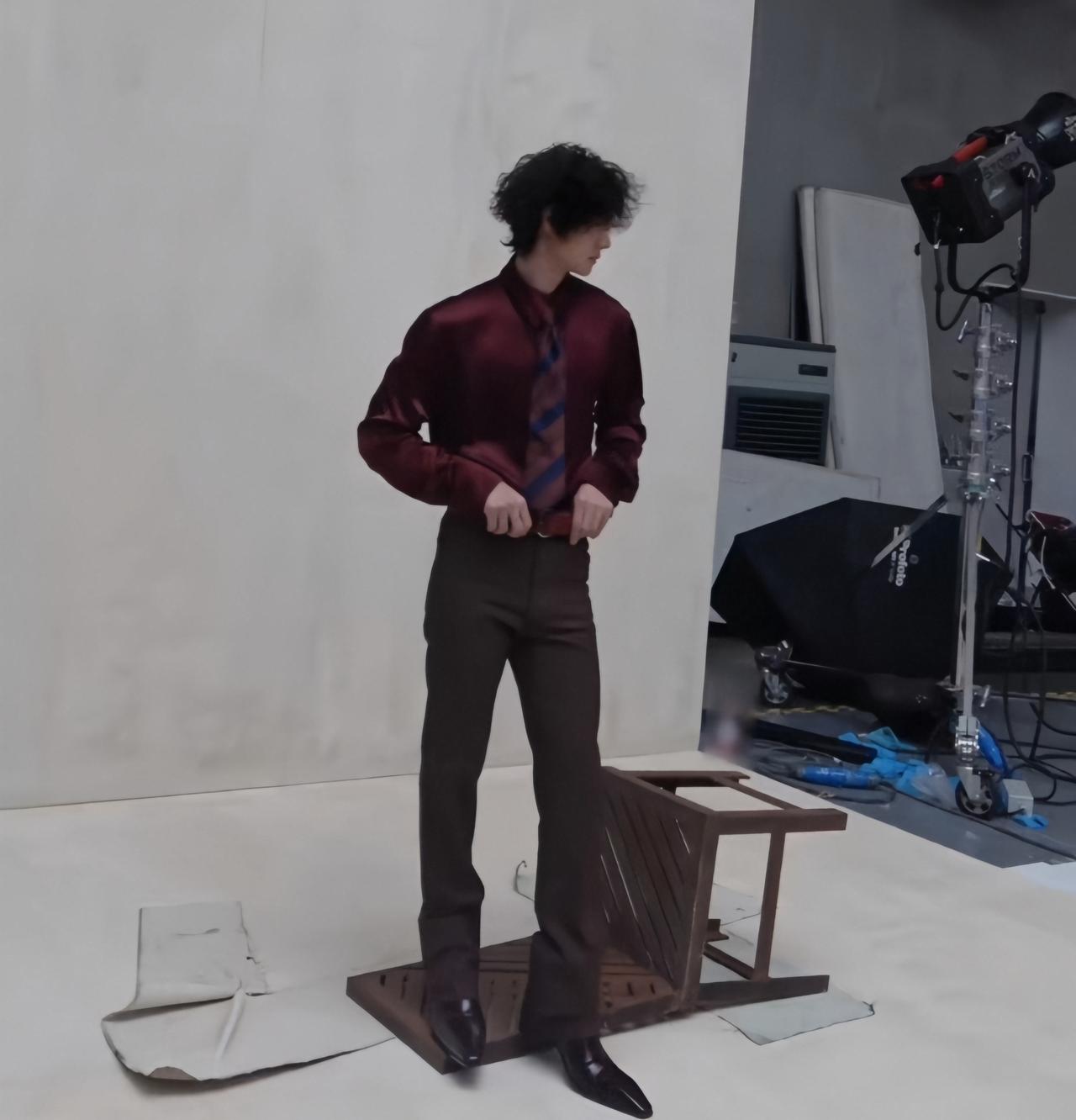 王一博，不愧是“行走的人形手办”，纯素颜、小头、宽肩、窄腰、大长腿……丝滑衬衫