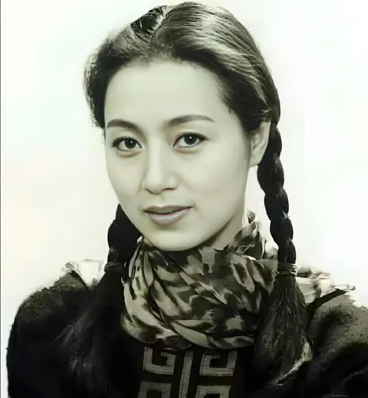 马兰，作家余秋雨先生的太太，黄梅戏表演艺术家。80年代初这时髦的打扮，接近170