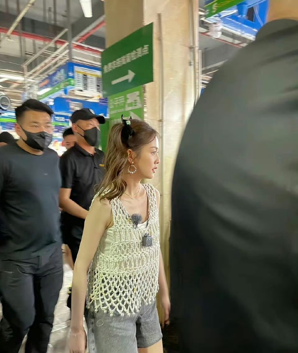 白鹿路人实拍，侧脸和正脸哪个好看？