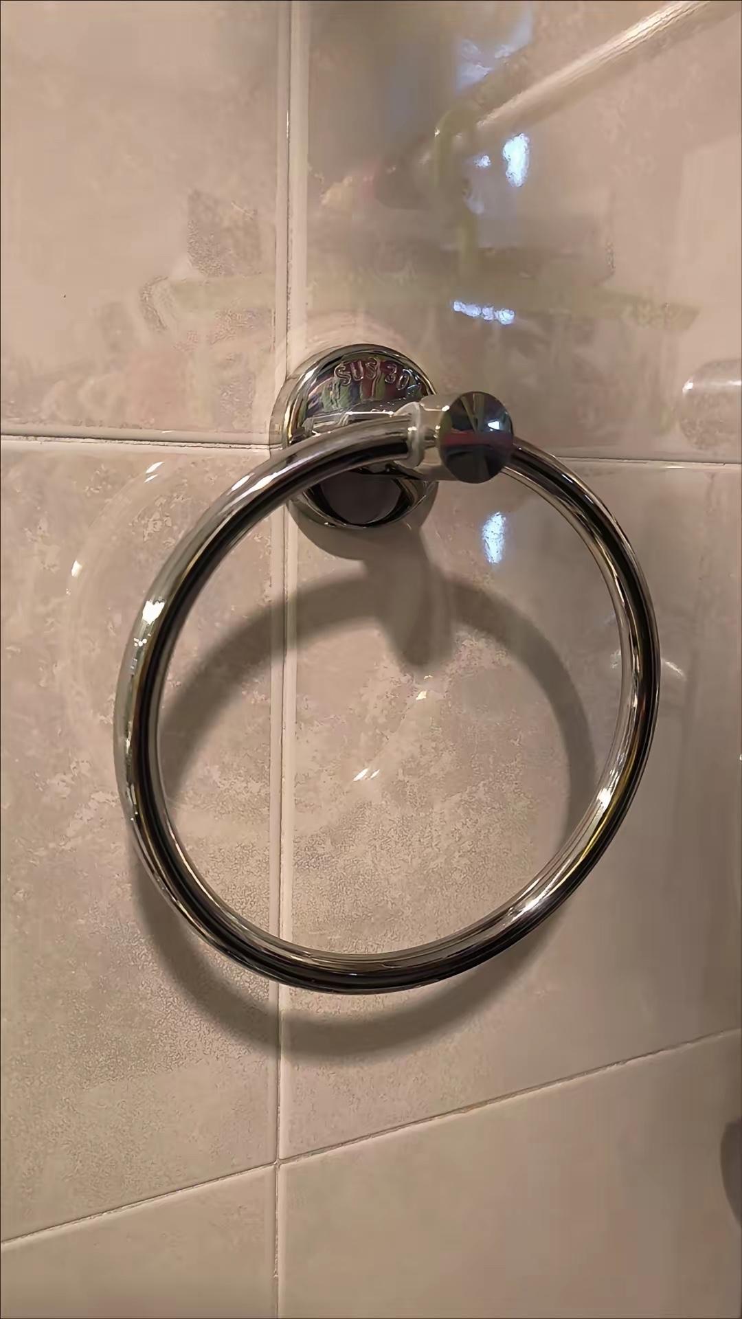 租我公寓的小情侣，租了三个月不到就要退房，问原因说是没有地铁。因