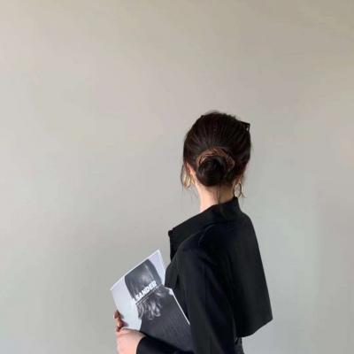 社会七课：第一：不要同情任何人。第二：不要相信任何人。第三：尽量不要帮助任