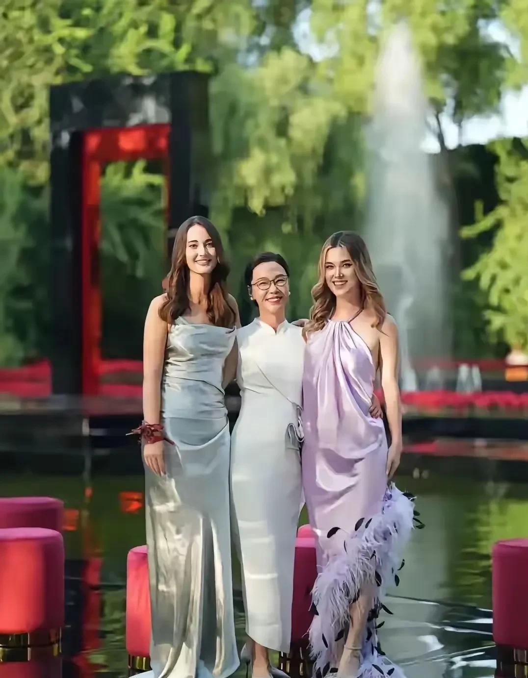 我是个很自我的人，但对张丹红是真的羡慕，兜兜转转，经历两段婚姻之后，依然能重拾当