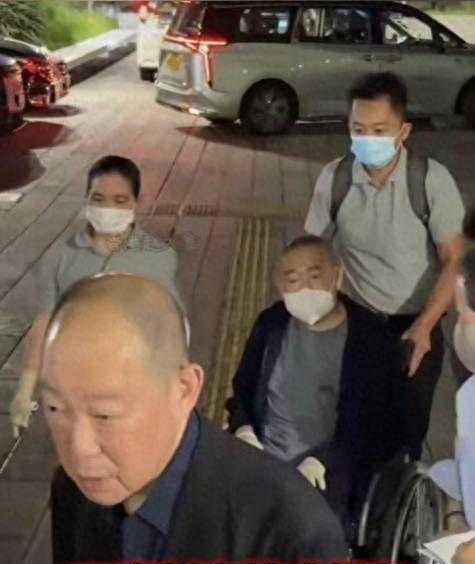 刘銮雄弟弟刘銮鸿，百亿身家不娶女明星 刘銮雄的亲弟弟是刘銮鸿，坐拥百亿身家，行