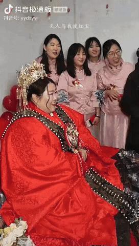 河北沧州，一个年轻瘦小的新郎，娶了一个胖新娘，胖新娘大约能有280多斤。结婚