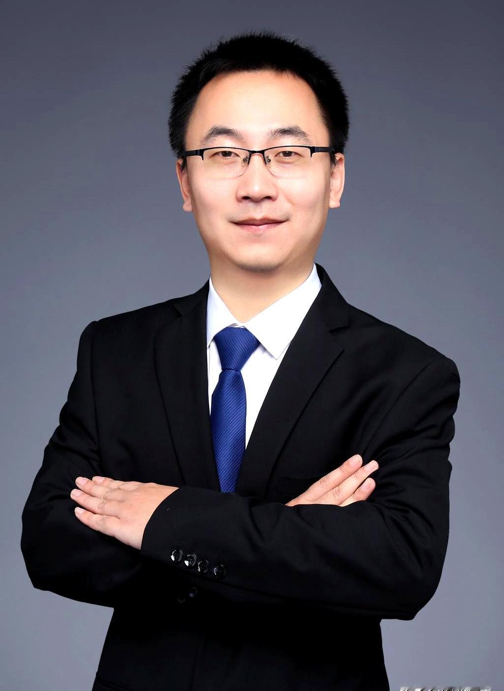 一个36岁的人，能把“教授、博导、院长”这些头衔一路攒齐，到底有多猛？刘海明的