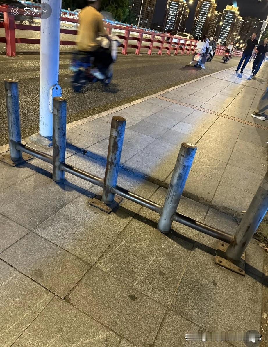 广州，请把人行道还给行人!在广州走路有多糟心？人行道被电鸡霸占就算了，坑洼