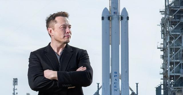 那个一门心思琢磨着上火星的马斯克，突然聊起了半个世纪前美国的阿波罗登月计划，他的