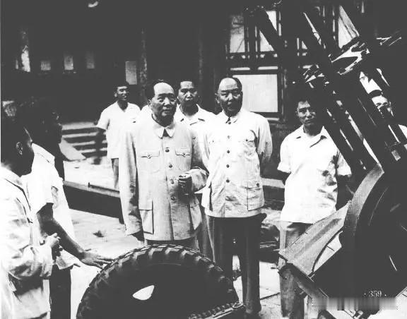1958年6月6日，毛泽东主席参观了航空工业展览。展览上不仅陈列着中国第一架自行