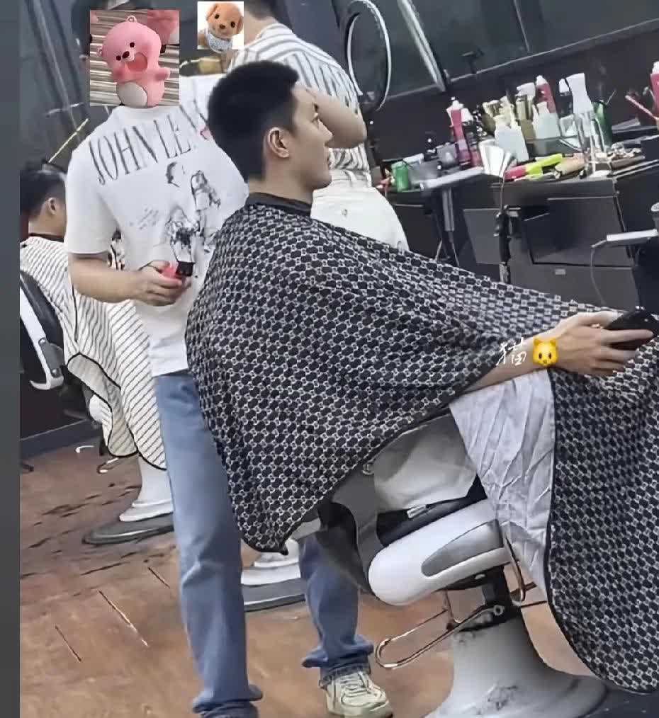 中国男篮球员胡明轩回到广东后，马上就去理了一个新发型啊，在国家队备战期间没有时间