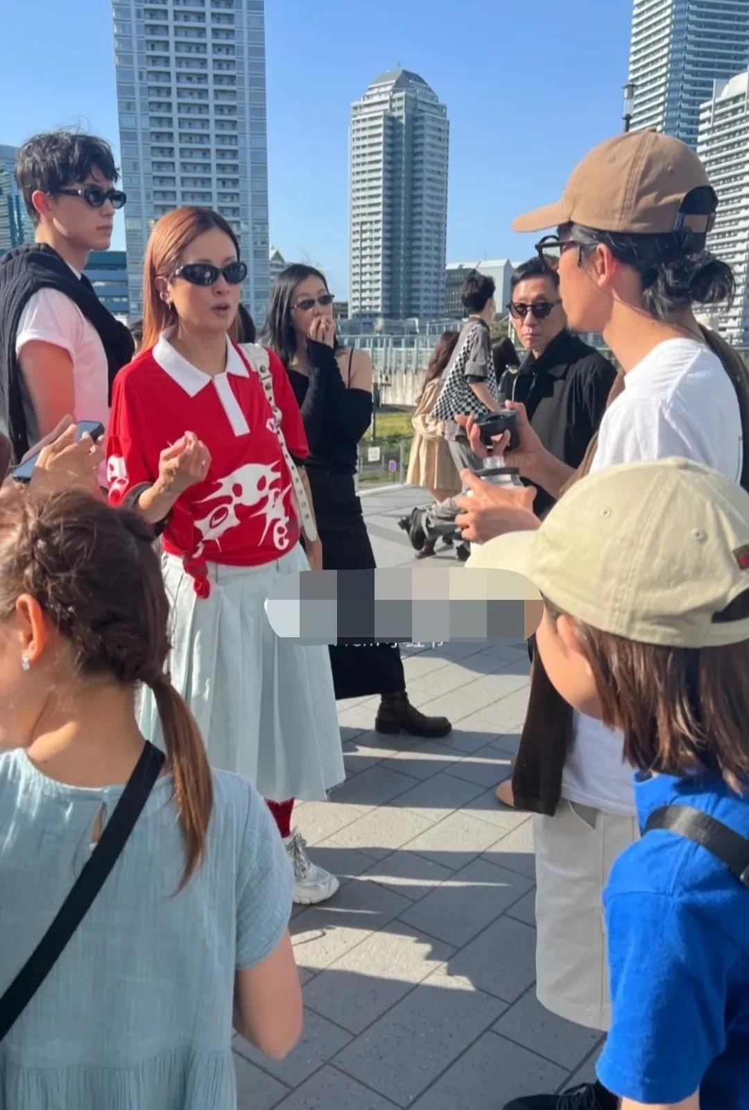 我发现陈奕迅一家子真的很爱去日本游玩，这不，五一又让大家给偶遇了。网友在日本偶