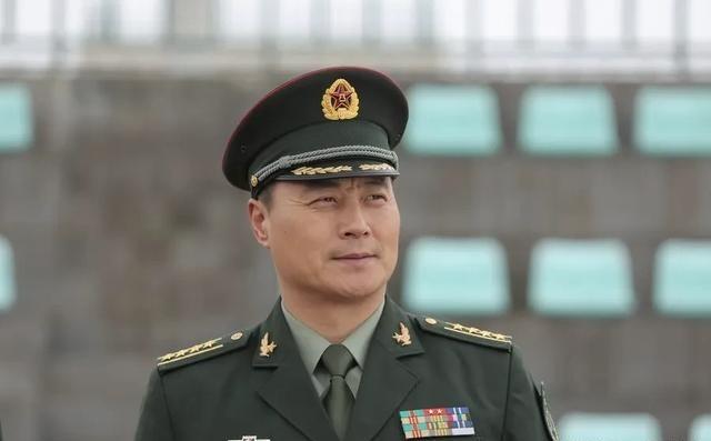 军分区司令要实现“将军”梦，有哪几条路径？军分区司令为正师级，基准军衔为大校，