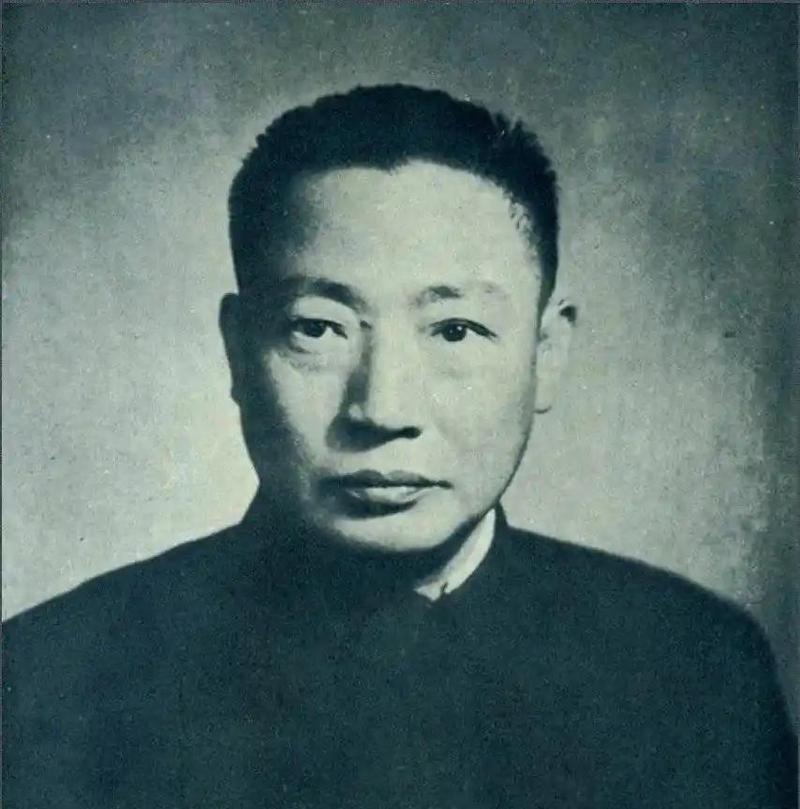 1956年深秋台北一栋独栋宅院，佣人听见二楼书房传来重物倒地的闷响，推门进去时