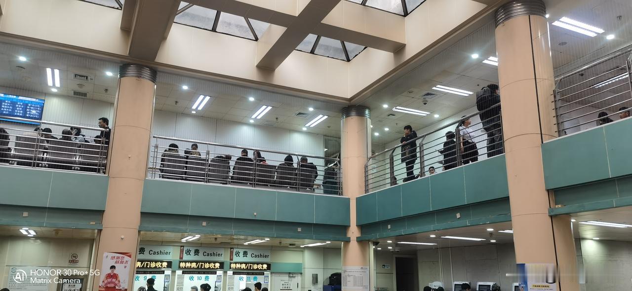 不是医院小了，而是现在的病人太多了。上午陪着家人去北大肿瘤医院中医科开药