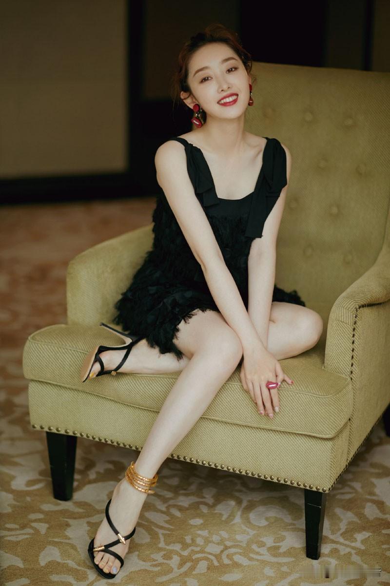 从清纯黛玉化身酷飒御姐，蒋梦婕的造型蜕变缘何总能引发热议？近日，演员蒋梦婕凭