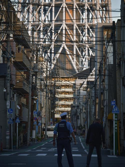 日本是一个最危险的国家，此话绝不是言之有过，整个国家实际就像一座大兵营，