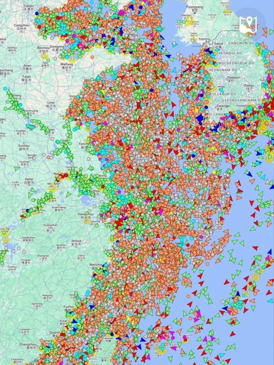 这是中国东部海岸和美国西部海岸商船定位示意图，中国商船的密度大得让美国人绝望，而