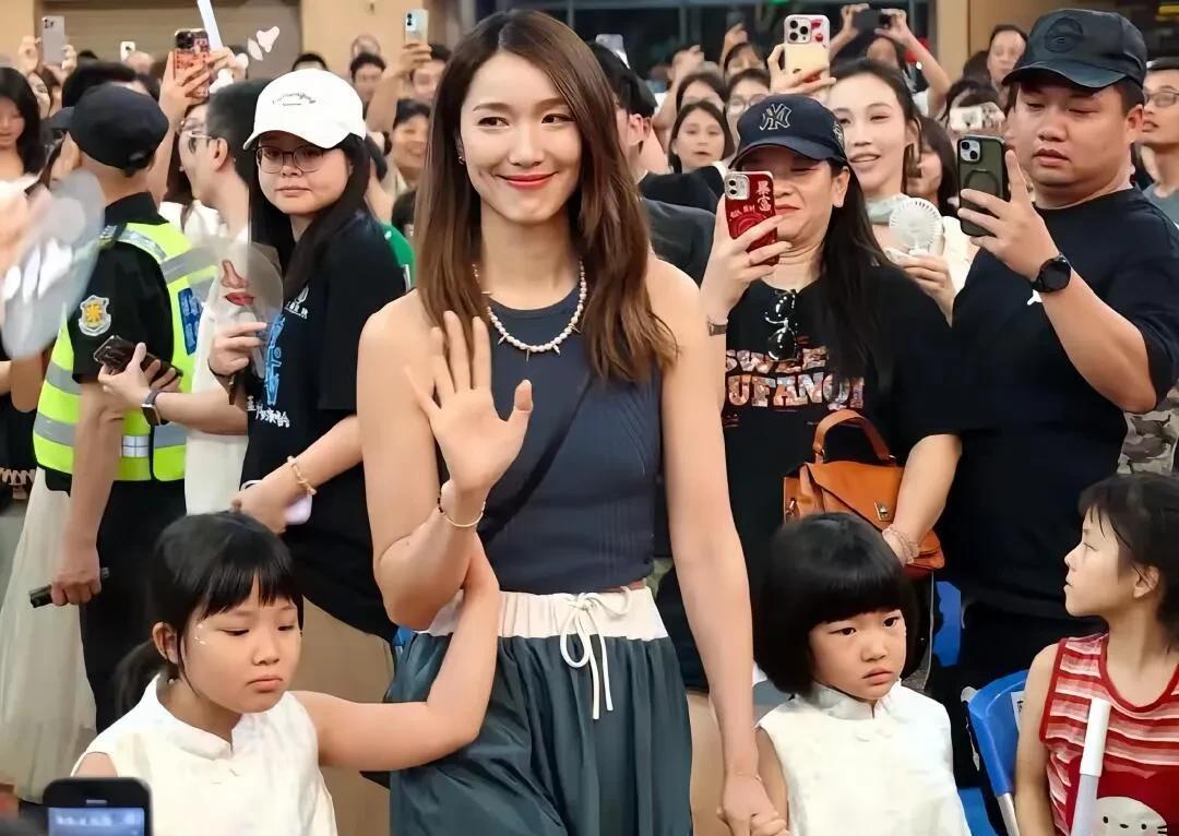 王祖蓝老婆李亚男也太绝了吧！6月7号王祖蓝在佛山开演唱会，李亚男直接带着娃去给老