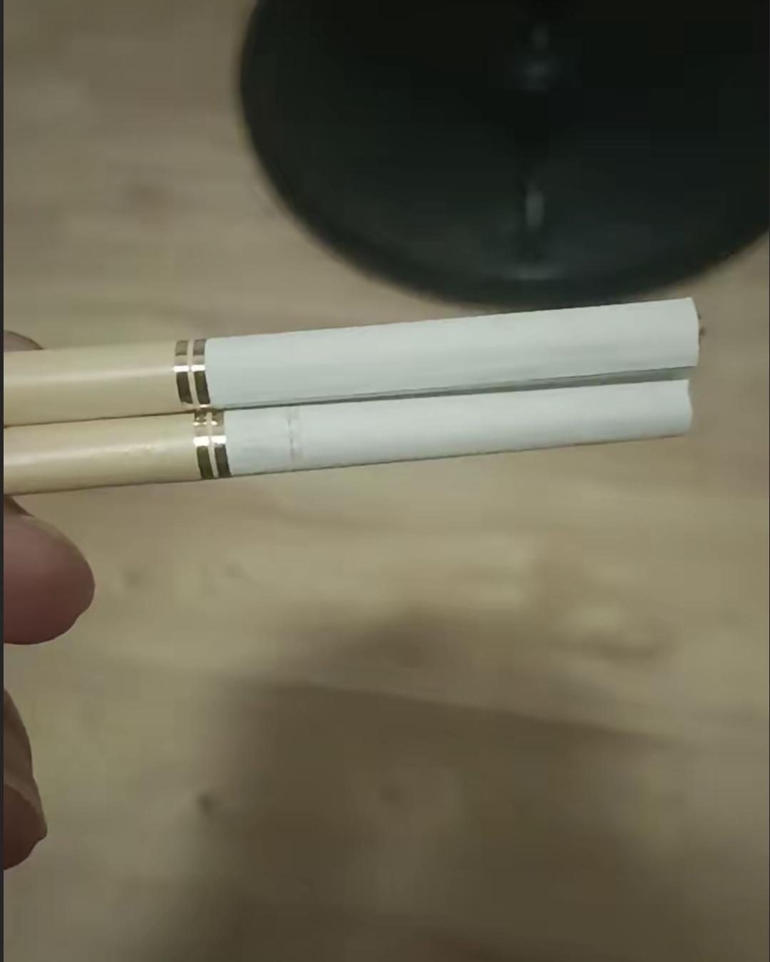 我表哥抽了快二十年烟,每次给人递烟都非得拿着两根。你要一根,他马上再补一根,保证
