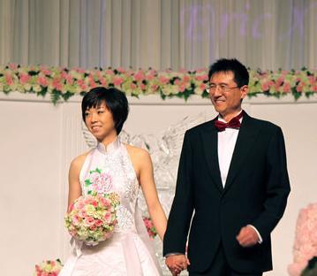 2009年，28岁的张怡宁嫁给了身家达到300亿的48岁富豪徐威，婚后她步行去街