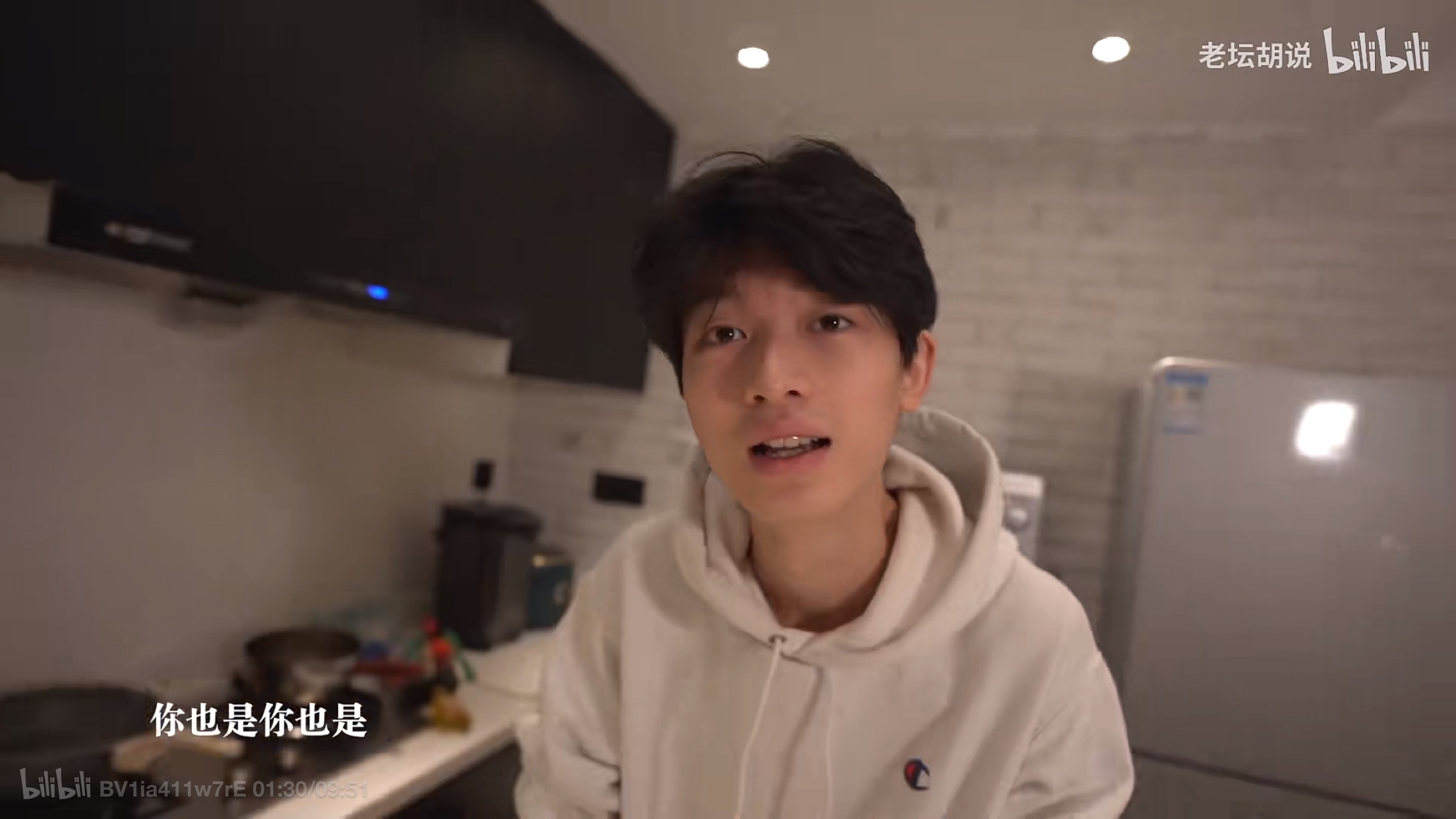 这个人在tcf的镜头里永远是毫无攻击性的长相在烤姐视频里都经常有那种淡淡微亖的