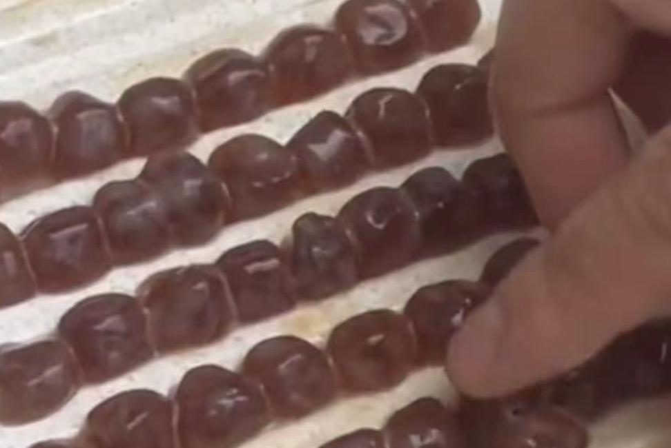 虽然我知道不应该在伤口上撒盐，但是3岁男童玩蹦床喝奶茶后不幸去世这事，最大的责任