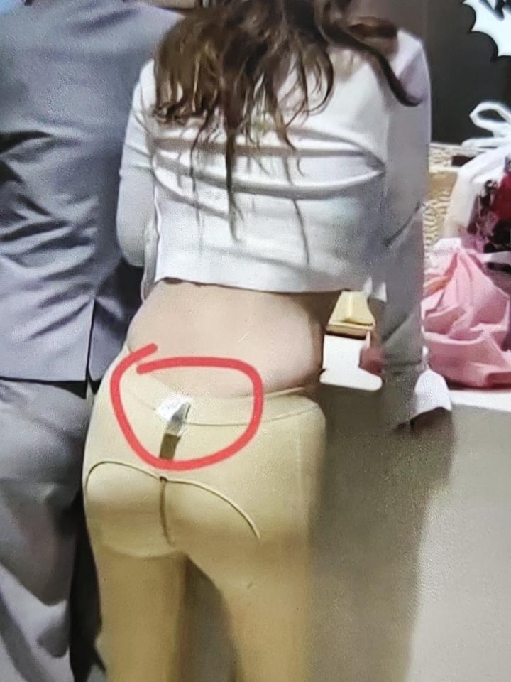 酒店前台看到的一幕这裤子是穿反了吗还是我不懂时尚款你们有见过吗