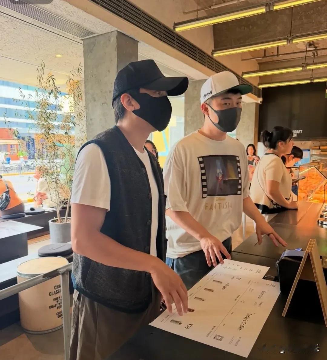 愚园路偶遇邓超陈赫！上海愚园路的梧桐树下，又有网友撞见了邓超和陈赫。两人就