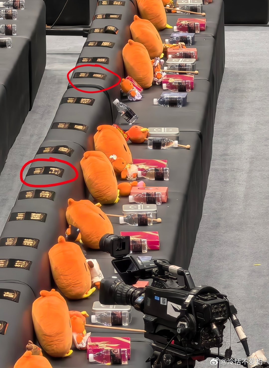 我一直在哭。。。肖战王一博今年的位置好近啊中间只隔了三个人