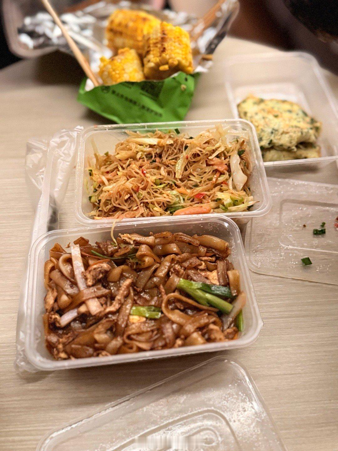 人人都知道新疆炒米粉，但是不知道深圳炒米线，去深圳出差必吃夜宵之一，还有海鲜粥[
