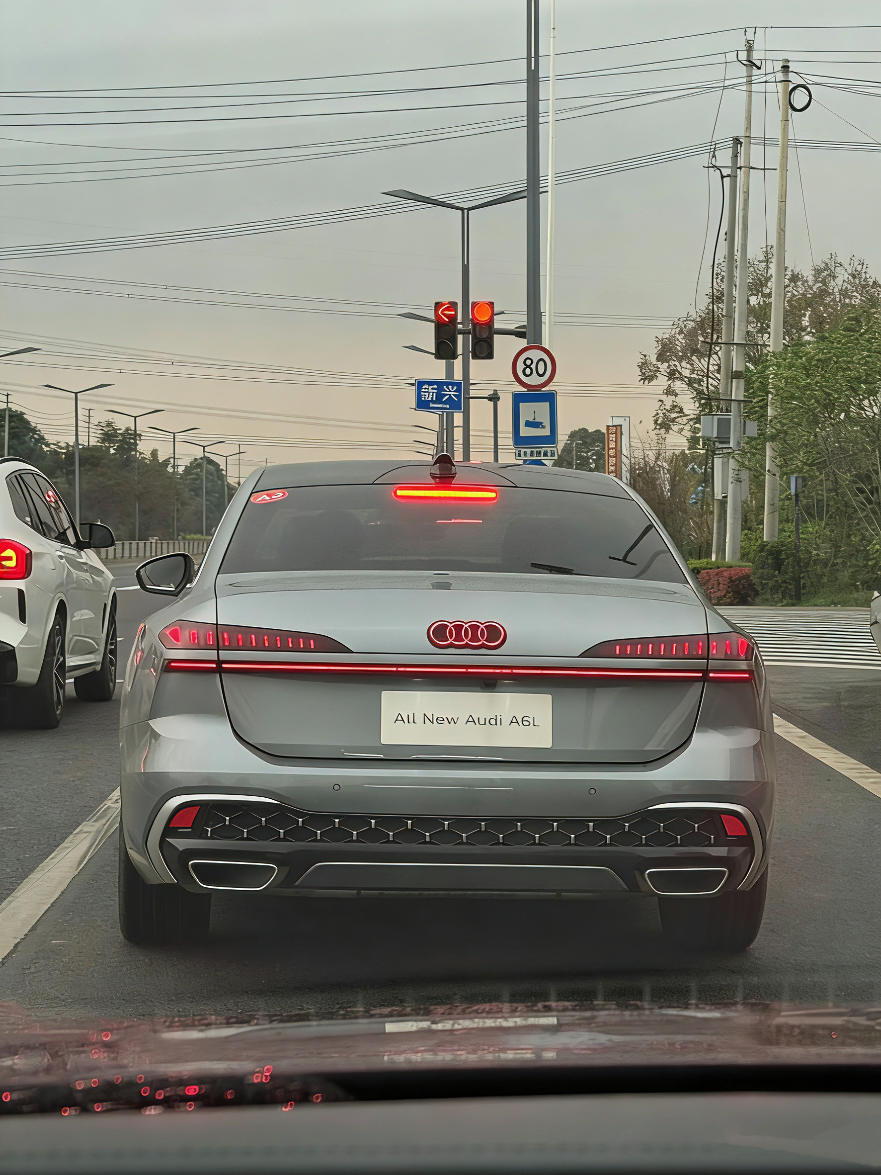 图1是现款A6L尾灯，我一直觉得两边竖状造型是画蛇添足，多此一举的设计，我看着有