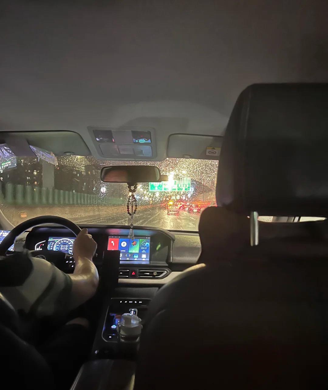 昨天下了一天雨，晚上又加班，只有打车回家，手机下单网约车显示12公里才花13块，