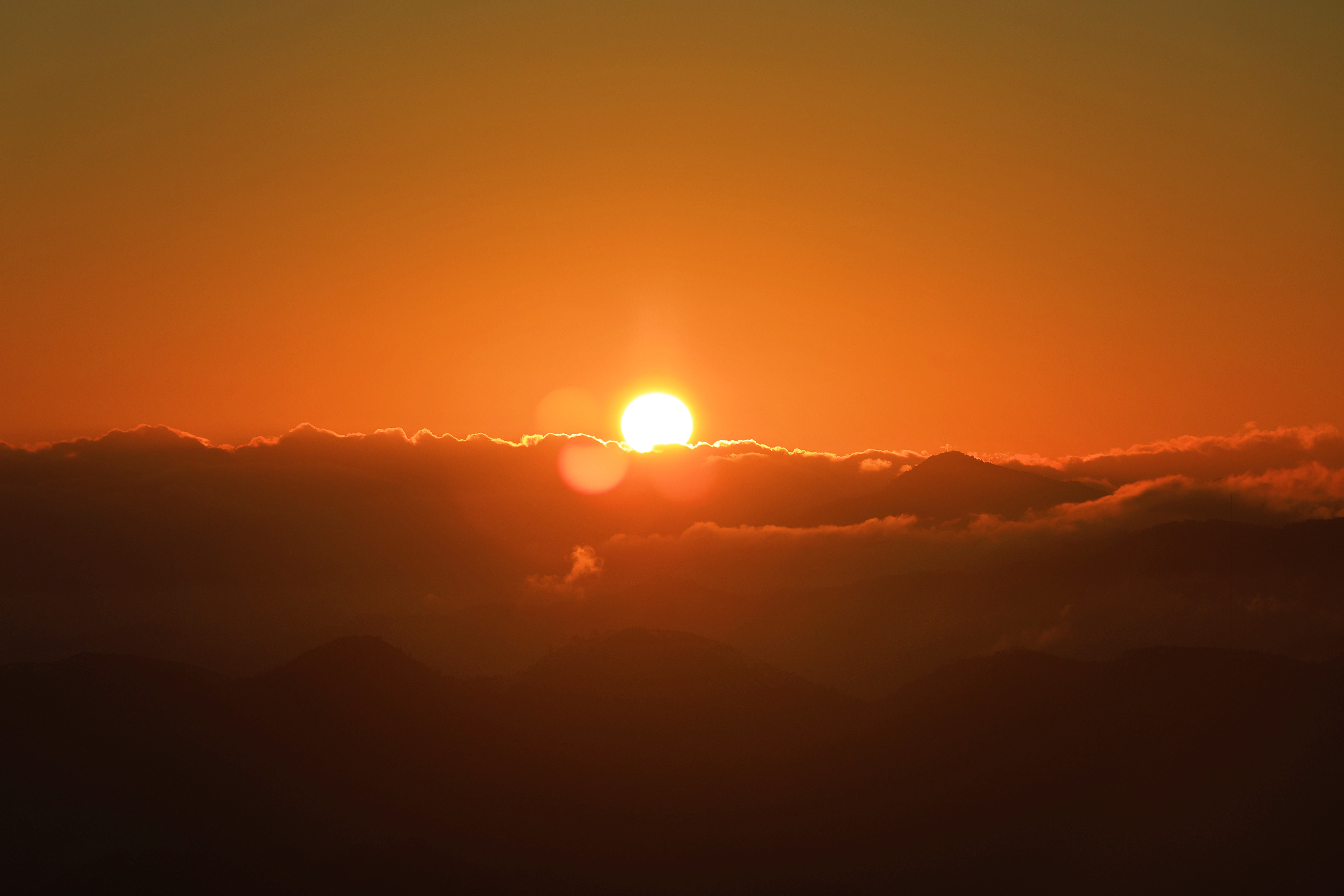 四点十分起床，四点四十出发，五点多到山顶，六点半日出🌅，看完日出山里煮面、煮粥