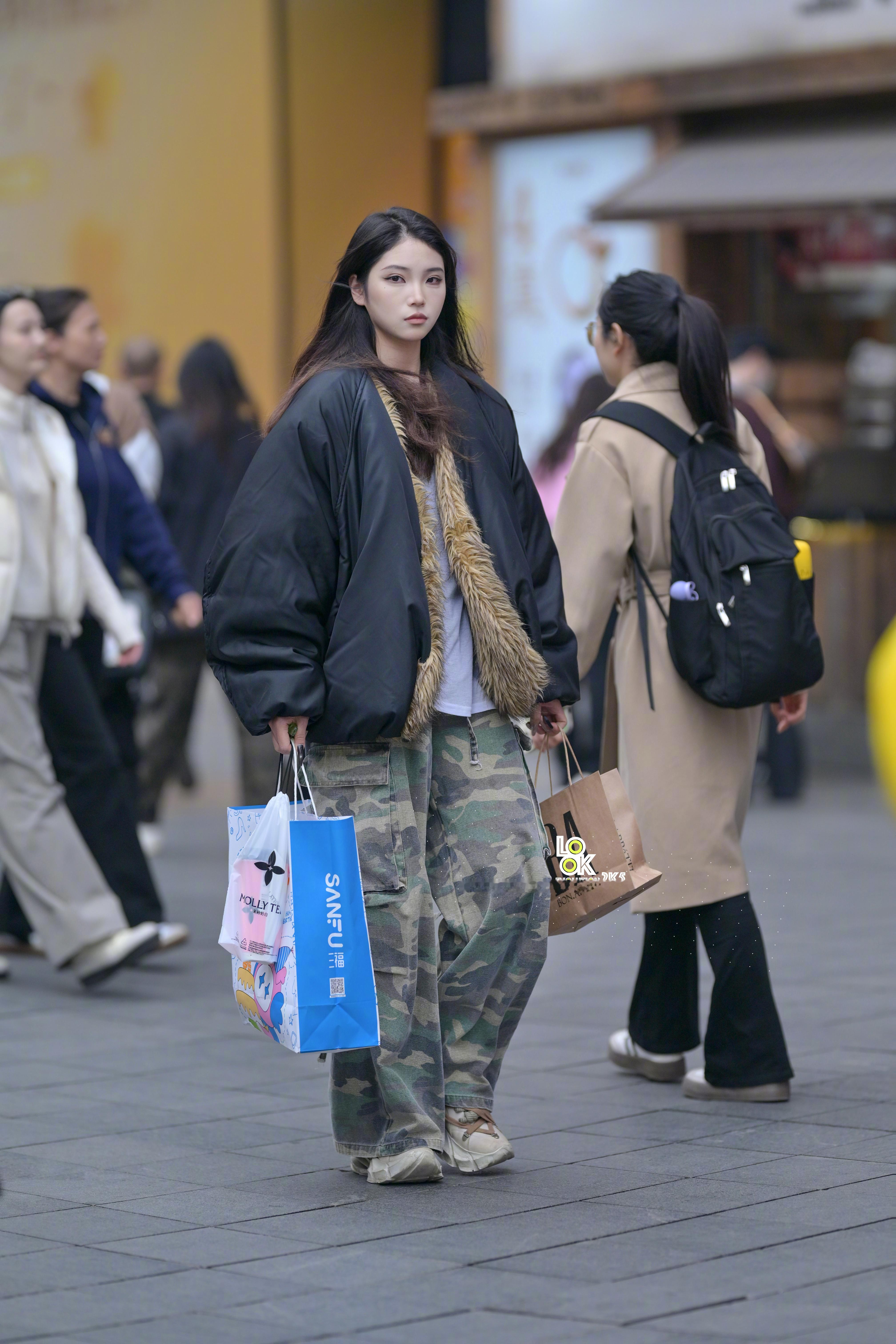 降温了小姐姐好酷哦！