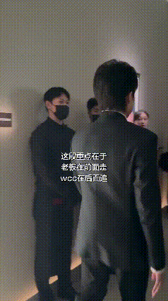 老板强大，员工真的可以做自己。王楚钦带着王晨策参加麒麟的活动，别人多少黑色
