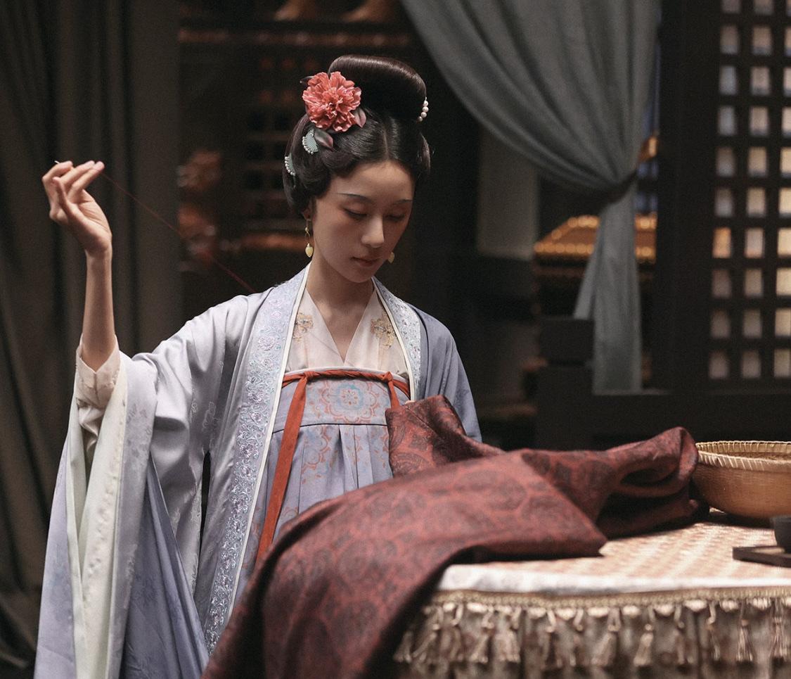 真的是删了好多，看演员自己发的剧照，电视剧中都没看到。赵匡胤的贺皇后，还有赵