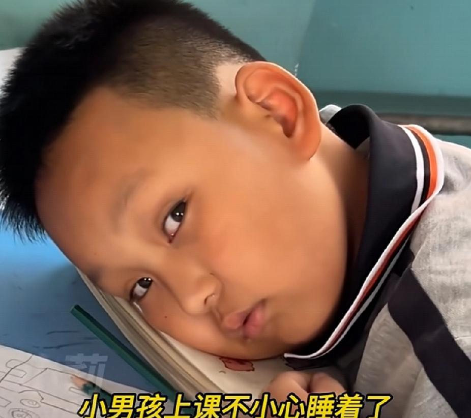 肚子疼靠睡觉来坚持？第一次听说！9月23日，宁夏一名小男孩在课堂上睡着了，老师叫