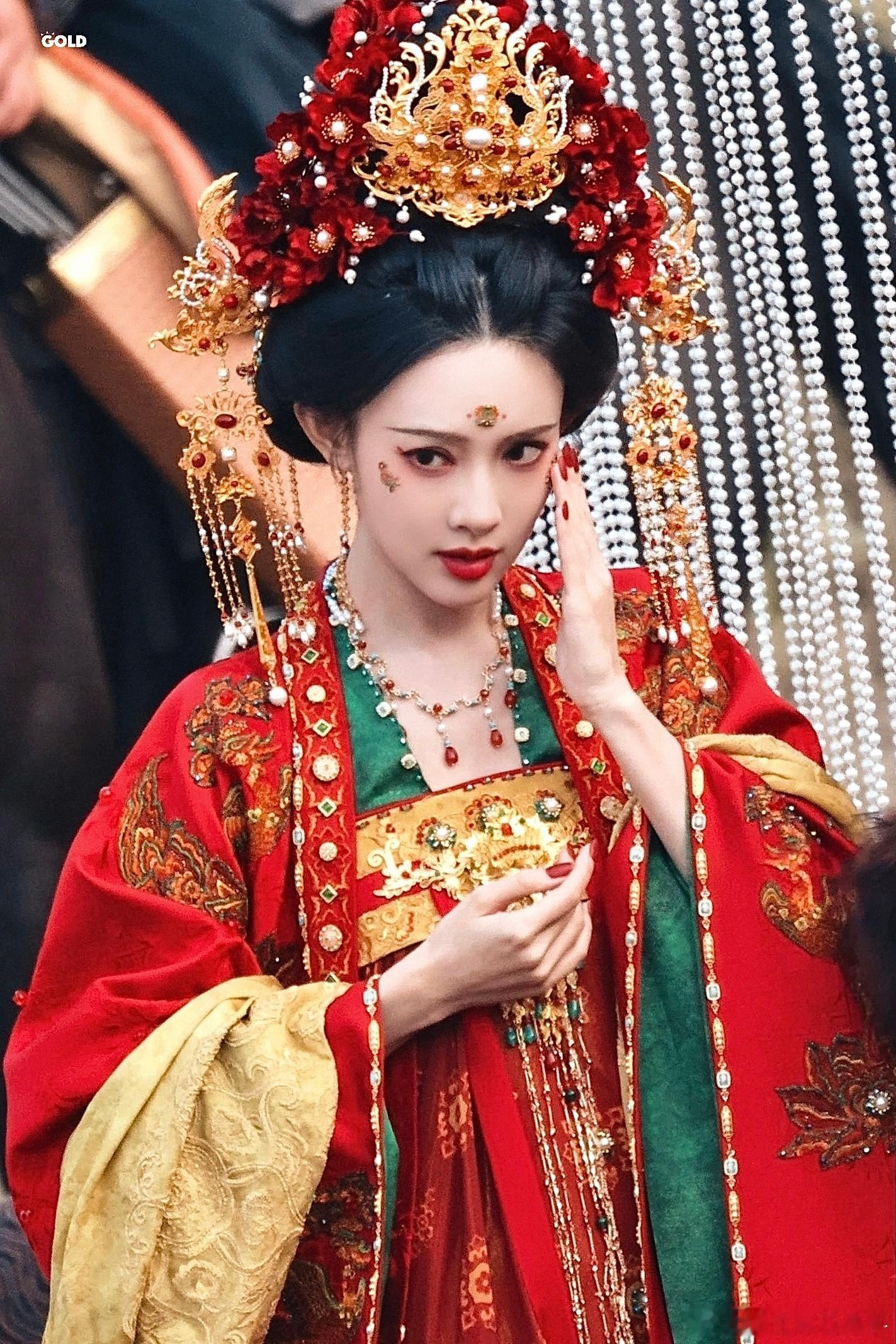 孟子义尚公主婚服造型路透🈶，好华丽好重工啊，公主初嫁了！